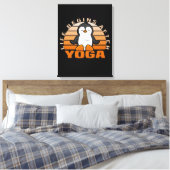 Grappig schattige pinguïn die yoga doet. canvas afdruk (Insitu (Slaapkamer))