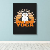 Grappig schattige pinguïn die yoga doet. canvas afdruk (Insitu (Houten vloer))