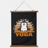 Grappig schattige pinguïn die yoga doet. hangend wandkleed (Voorkant)