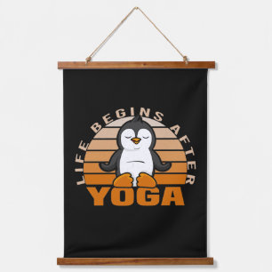 Grappig schattige pinguïn die yoga doet. hangend wandkleed