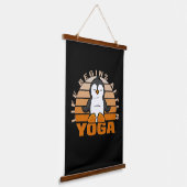Grappig schattige pinguïn die yoga doet. hangend wandkleed (Gebogen)