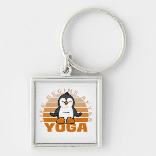 Grappig schattige pinguïn die yoga doet. sleutelhanger