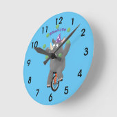 Grappig schattige rhinojongs die jongleren over ee ronde klok (Hoek)