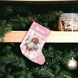 Grappig schattige roze fannel-hondenfoto met kerst kleine kerstsok