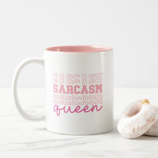 Grappig Schattige Sarcasme Queen Sassy Quote Tweekleurige Koffiemok (Met donut)