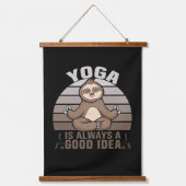 Grappig schattige sloep met yoga. hangend wandkleed (Voorkant)