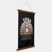 Grappig schattige sloep met yoga. hangend wandkleed (Gebogen)