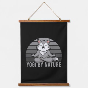 Grappig schattige wolf die yoga doet. hangend wandkleed
