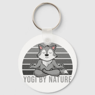 Grappig schattige wolf die yoga doet. sleutelhanger