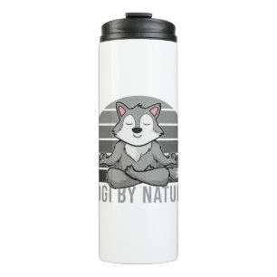 Grappig schattige wolf die yoga doet. thermosbeker