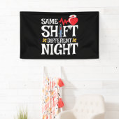 Grappig Schattige Zelfde Shift Verschillende Nacht Spandoek (Insitu)
