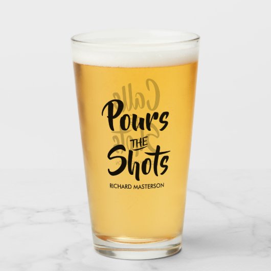 Grappig Schenkt De Shots Geeft De Toon Aan Glas (Voorkant gevuld)