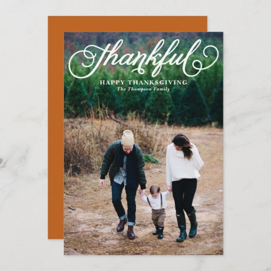 Grappig script Gelukkig Thanksgiving Foto Feestdagenkaart (Voorkant / Achterkant)