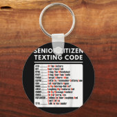 Grappig Senior Citizen Sms Code T-shirt Sleutelhanger (Voorkant)