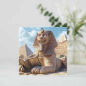 Grappig Sfinxstandbeeld dat oud boek leest in Egyp Feestdagenkaart (Staand voorkant)
