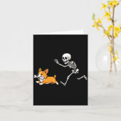Grappig Skelet dat Corgi achterna zit Halloween Ho Kaart (Gele Bloem)