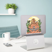 Grappig skelet dat de tijd neemt om te ontspannen sticker (Laptop op bureau)