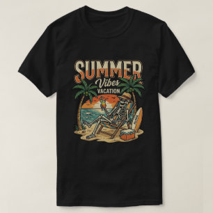 Grappig skelet dat ontspant op het strand / grieze t-shirt