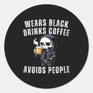 Grappig skelet draagt zwarte koffie drinkt vermijd ronde sticker