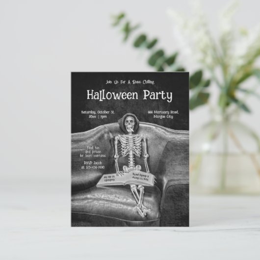 Grappig Skelet  Gotisch Halloween Feest Uitnodiging Briefkaart (Staand voorkant)