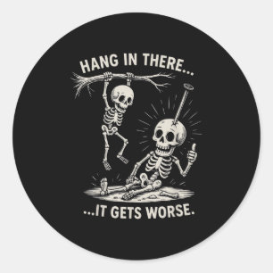 Grappig skelet hangt daar in duistere Humor Hallow Ronde Sticker