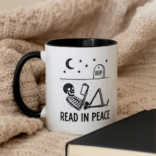 Grappig skelet lees in vrede voor fervente boekenl mok