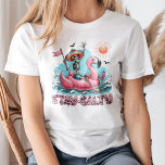 Grappig skelet "Stay Salty" Zomerstrand T-shirt<br><div class="desc">Breng de lach naar het strand met het Funny Skeleton "Stay Salty" Summer Beach T-Shirt. Dit eigenzinnige ontwerp is voorzien van een chill skelet loungen in een gigantische roze flamingo float, perfect vastleggen van de zorgeloze zomer vibes. Met zijn speelse mix van roze en grijze tinten is dit T-shirt ideaal...</div>