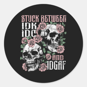Grappig skelet vast tussen IDK IDC IDGAF Hallowe Ronde Sticker