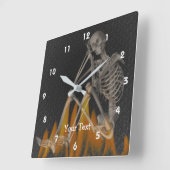 Grappig skelet zittend in vlammen gepersonaliseerd vierkante klok (Hoek)