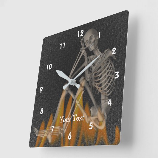 Grappig skelet zittend in vlammen gepersonaliseerd vierkante klok (Hoek)