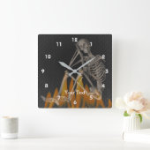 Grappig skelet zittend in vlammen gepersonaliseerd vierkante klok (Huis)