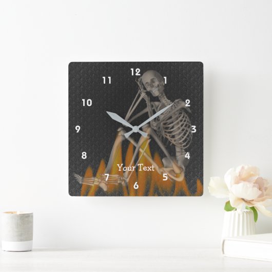 Grappig skelet zittend in vlammen gepersonaliseerd vierkante klok (Huis)