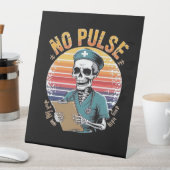 Grappig Skeleton Nurse Geen Pulse Design – Dark Hu Reclamebord Met Voetstuk (Insitu)