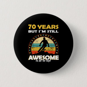 Grappig skien geweldig 70 jaar verjaardag  ronde button 5,7 cm