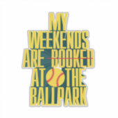 Grappig Softbal Weekend Bij De Ballpark Sporten Sticker (Voorkant)