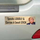 Grappig "Speaks Louly & Carries a Small Stick" Bumpersticker (Op auto)