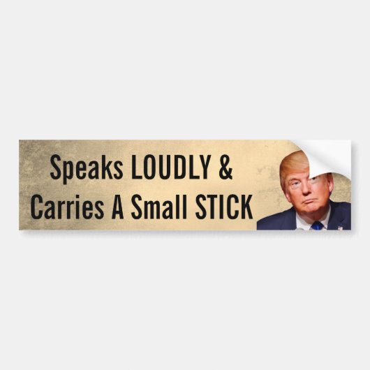 Grappig "Speaks Louly & Carries a Small Stick" Bumpersticker (Voorkant)