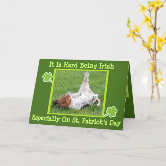 Grappig St. Patrick's Day Card met Basset & Green  Kaart (Gele Bloem)