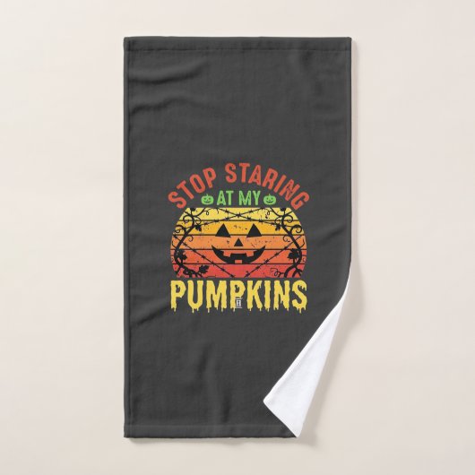 Grappig Stop Met Staren Naar Mijn Pompoenen Hallow Handdoek (Handdoek)
