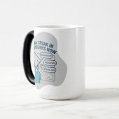 Grappig stripfiguur met muiscursor hoofd magische mok (Voorkant links)