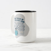 Grappig stripfiguur met muiscursor hoofd tweekleurige koffiemok (Voorkant links)