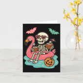 Grappig Summerween-skelet zwevend in flamingo-uitd Kaart (Gele Bloem)