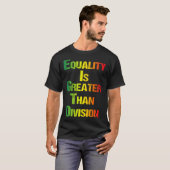 Grappig T-shirt Juneteenth Gelijkheid Is Groter Da (Voorkant volledig)