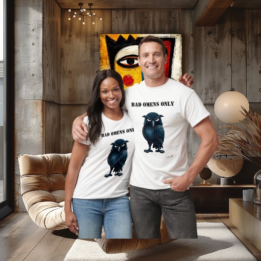 Grappig T-shirt met raaf en 'Bad Omens Only' tekst