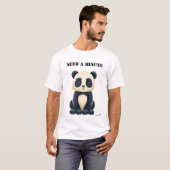 Grappig T-Shirt met Vermoeide Panda - Even een min (Voorkant volledig)