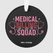 Grappig teamlid medische facturering trots special ornament (voorkant)