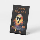 Grappig teken sarcastisch reclamebord met voetstuk (Voorkant)