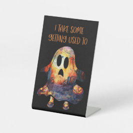 Grappig teken sarcastisch reclamebord met voetstuk