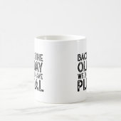 Grappig terug in de oudedagsnacht over de heuvel koffiemok (Center)