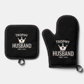 Grappig Trophy Man Jubileum Gift Custom Ovenwant & Pannenlap Set (Voorkant)